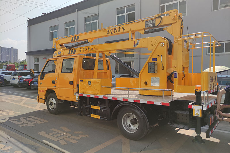 江鈴13米雙排藍(lán)牌高空作業(yè)車