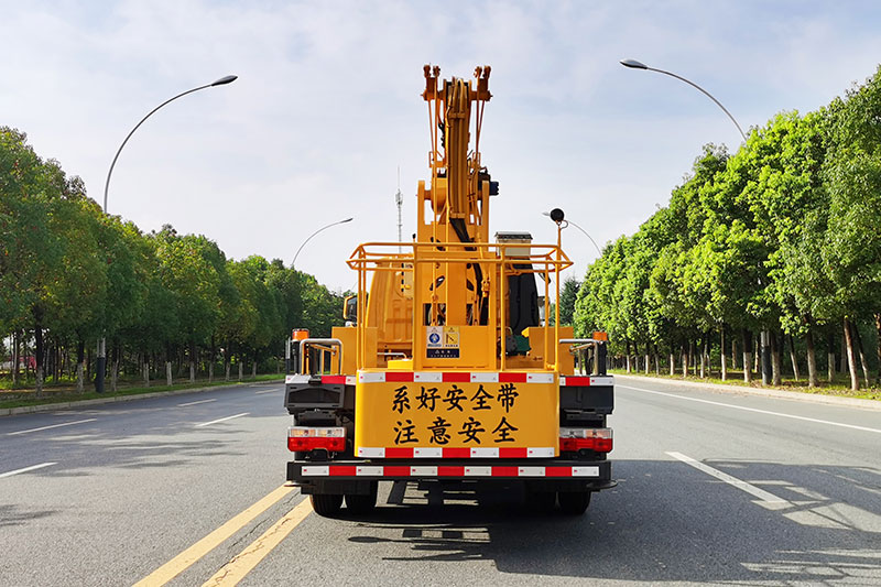 東風(fēng)13.5米藍牌高空作業(yè)車