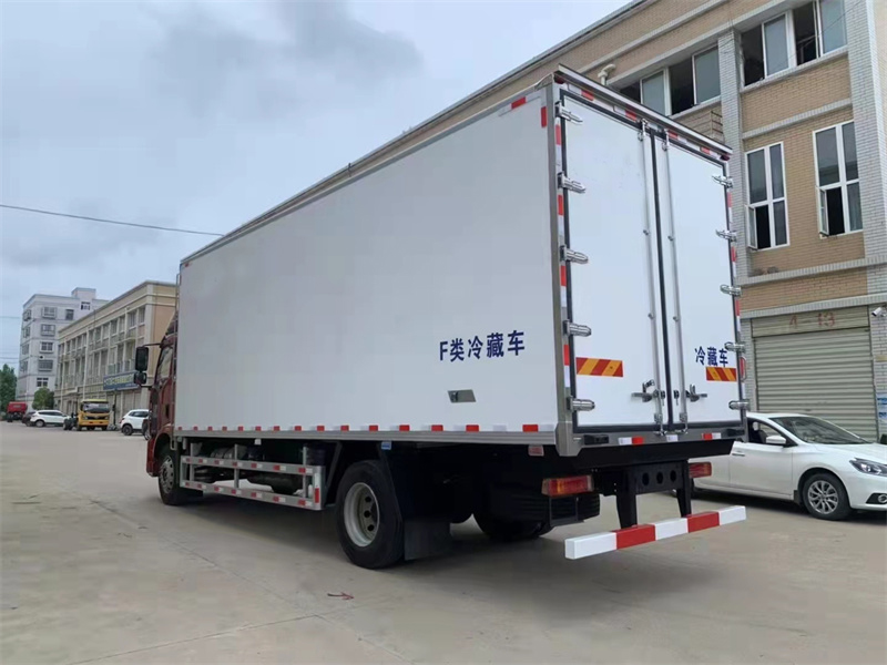 國(guó)六 精英版J6L解放6.8米高頂雙臥冷藏車(chē)