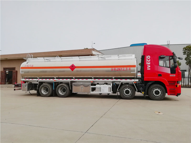 上汽紅巖29.7方前四后八鋁合金運(yùn)油車，20噸運(yùn)油車