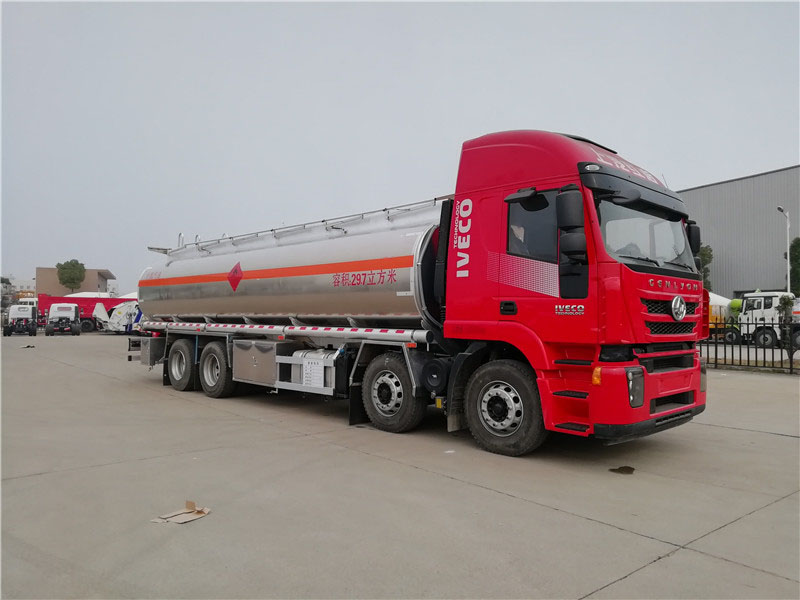 上汽紅巖29.7方前四后八鋁合金運(yùn)油車，20噸運(yùn)油車