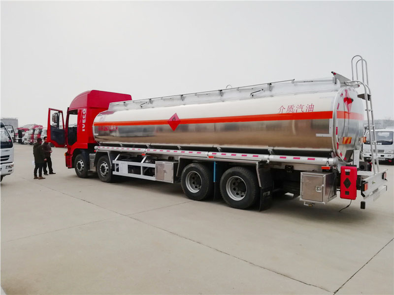 上汽紅巖29.7方前四后八鋁合金運(yùn)油車，20噸運(yùn)油車